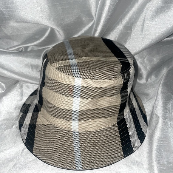New Burberry Bucket Hat - Picture 1 of 2